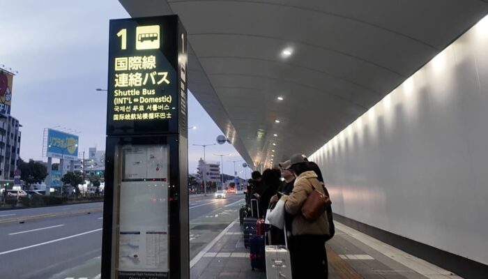 福岡空港の無料連絡バス乗り場(国内線ターミナル1階南側)